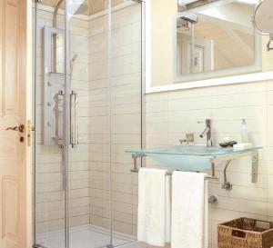CerecedaNarbasu Restaurante y Hotel的一间带玻璃水槽和淋浴的浴室