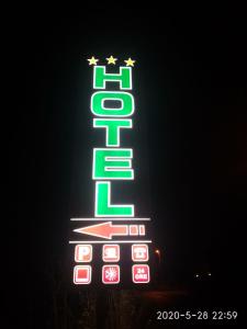 夸利亚诺Hotel Napoleon-Cuore的星星酒店 ⁇ 虹灯标志