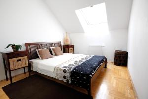 布达佩斯国王公寓酒店的一间卧室设有一张大床和一个窗户。