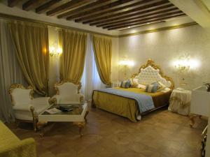 威尼斯萨沃亚及尤兰达酒店的一间卧室配有一张床、两把椅子和一个窗户