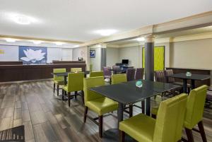 弗雷斯诺弗雷斯诺优胜美地拉坤塔酒店的一间设有桌子和绿色椅子的等候室