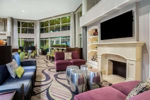 土桑图森机场拉昆塔套房酒店的客厅设有壁炉和电视。