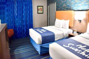 韦恩韦恩戴斯酒店的酒店客房,设有两张床和蓝色窗帘