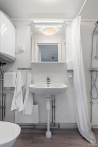 弗罗索First Camp Frösön-Östersund的白色的浴室设有水槽和镜子