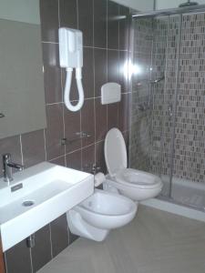 奥特朗托马塞里亚蒙特沃金酒店的浴室配有卫生间、盥洗盆和淋浴。