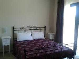 奥特朗托马塞里亚蒙特沃金酒店的一间卧室配有床和两个白色枕头