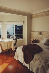 São Miguel dʼOesteHotel Solaris的一间卧室配有一张床、一张桌子和一个窗户。
