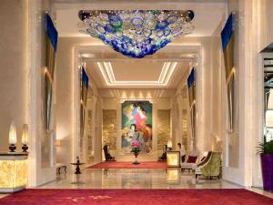 雅加达雅加达莱佛士酒店的酒店大堂的吊灯