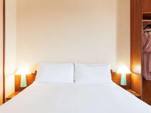 宜必思杜阿拉酒店客房内的一张或多张床位