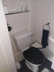 布莱克浦加内特酒店的小型浴室设有黑色盖子和卫生间