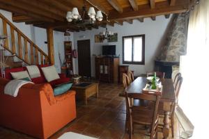 Casollar de Cosme的客厅配有沙发和桌子