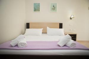 德尔米佩里沃罗公寓的一间卧室配有一张大床和毛巾