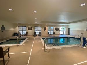 米德兰Comfort Suites Midland West的大型建筑中的大型游泳池