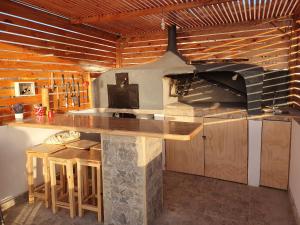 塔尔塔尔Hosteria Piedra Blanca的厨房配有石制柜台和炉灶。
