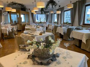 卡纳泽伊库尔拉娜酒店的用餐室配有带白色桌布的桌子