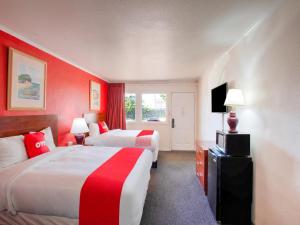 科珀斯克里斯蒂Capital O Padre Island Corpus Christi的酒店客房设有两张床和电视。