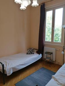 布达佩斯Bauhaus Astoria Hostel的一间小卧室,配有床和窗户