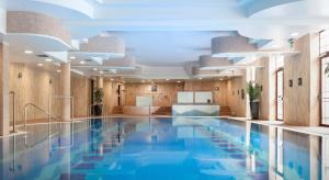 科克金斯利酒店的一座拥有木墙和天花板的酒店游泳池