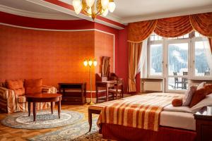 卡罗维发利Spa Hotel Imperial的酒店客房,配有床和沙发
