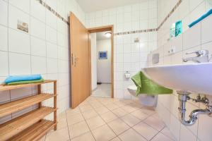 赛巴特班森Haus Strandoase 23的一间带水槽和卫生间的浴室