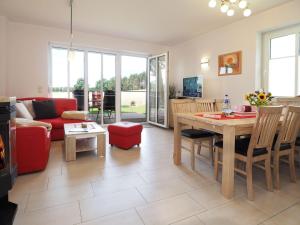 科尔斯万特Ferienhaus Birgit的客厅配有红色的沙发和桌子