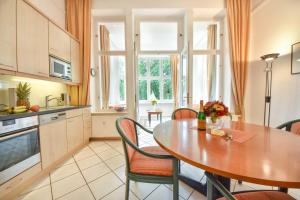 黑灵斯多夫Villa Hohe Düne 06的厨房配有木桌和椅子