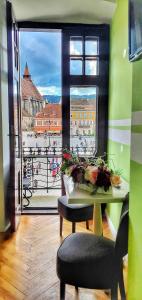 布拉索夫Casa Crown的一张桌子,从窗口可欣赏到城市美景
