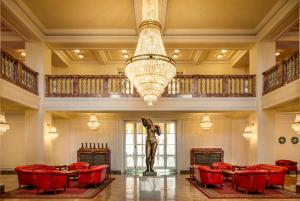 卡罗维发利Spa Hotel Imperial的一间位于客房中间的带雕像的用餐室
