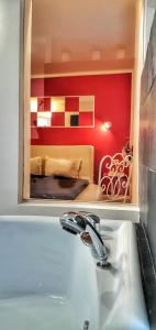 布拉索夫Casa Crown的带浴缸的浴室和1间带1张床的卧室
