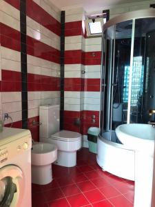 都拉斯Hotel Durres Vila 53的红色和白色的浴室设有卫生间和水槽