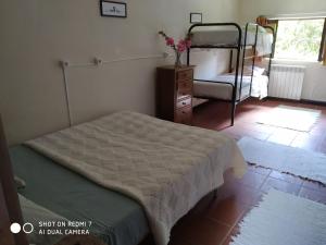 费尔盖拉什斯通农场酒店的一间卧室配有一张床和一张双层床。
