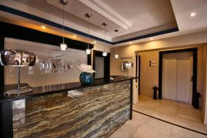 哈卡尼Boutique Hotel Divina的酒店大堂设有大型石台