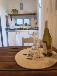 埃拉特Carmona's Patio的一瓶葡萄酒和一张桌子上的一杯