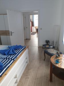 巴特索伯恩海姆Marumparkblick的一间卧室配有一张床铺和一张桌子,走廊