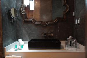 瓜纳华托1850 Hotel Boutique的一间带水槽和镜子的浴室