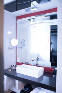 瓜纳华托1850 Hotel Boutique的浴室设有白色水槽和镜子