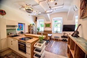 沃尔特湖畔佩莎赫Ap9210的厨房以及带桌子和吉他的客厅。