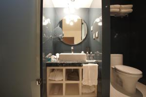 瓜纳华托1850 Hotel Boutique的一间带水槽、镜子和卫生间的浴室