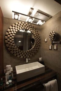 瓜纳华托1850 Hotel Boutique的一间带水槽和大镜子的浴室