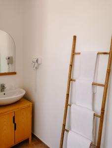科尔特Maison San Giovanni的浴室设有水槽旁的毛巾梯