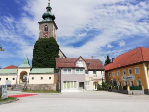 Ried im TraunkreisGästehaus Reingruber的一座建筑,上面有钟楼