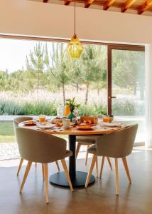 孔波尔塔Spatia Comporta的一间带桌椅和窗户的用餐室