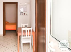滨海波利尼亚诺Dimora dei Pellegrini的小房间的小桌子和椅子
