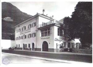 拉伊韦斯艾尔伯格卡萨格兰德酒店的建筑物的黑白照片