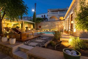 斯派赛斯Mare Monte Luxury Suites的一个带游泳池和大楼的庭院