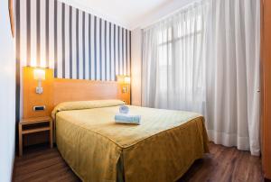 巴塞罗那里昂酒店的酒店客房设有床和窗户。