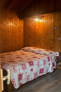 瓦托内切Chalet indipendente in centro a Valtournenche的木制客房内的一间卧室,配有一张床