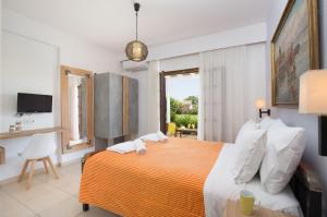 斯达林韦弗酒店的一间卧室配有一张带橙色和白色枕头的大床