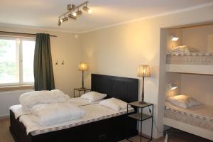 菲奈斯达伦Berggatan Villa - lägenhet 2的一间卧室配有两张床和镜子