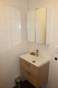 菲奈斯达伦Berggatan Villa - lägenhet 2的一间带水槽和镜子的浴室